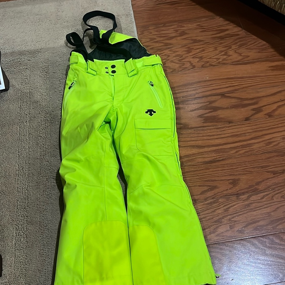 Very good condition skiing bib for kids, neon green color, brand Descente.